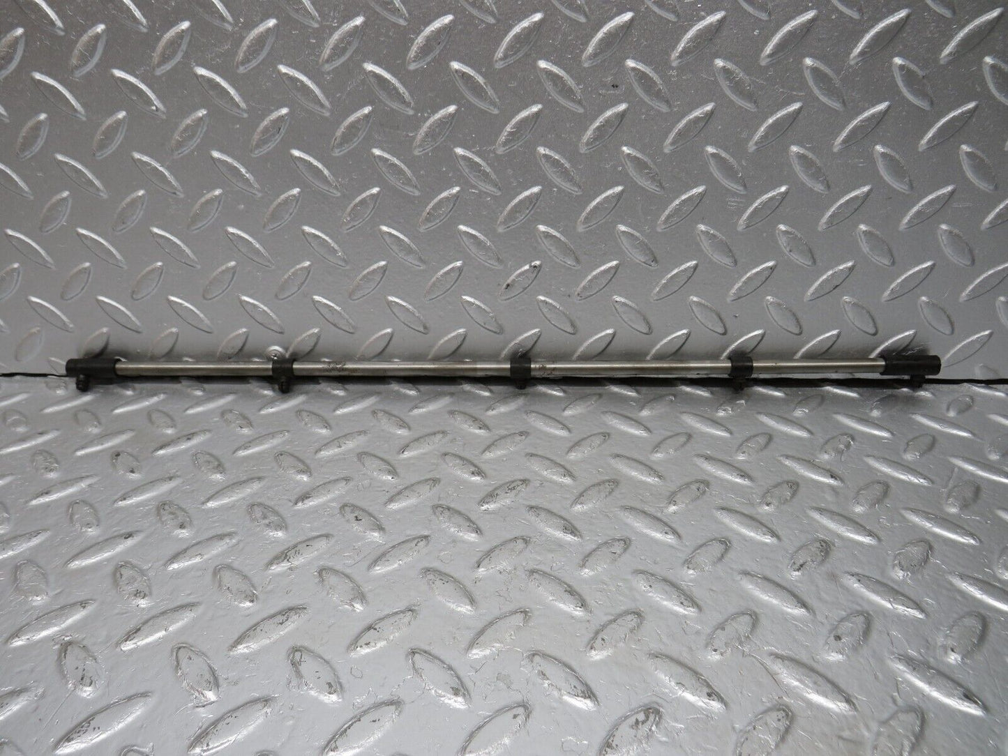 33082 Mercedes-Benz C107 R107 350 V8 Camshaft Oil Tube