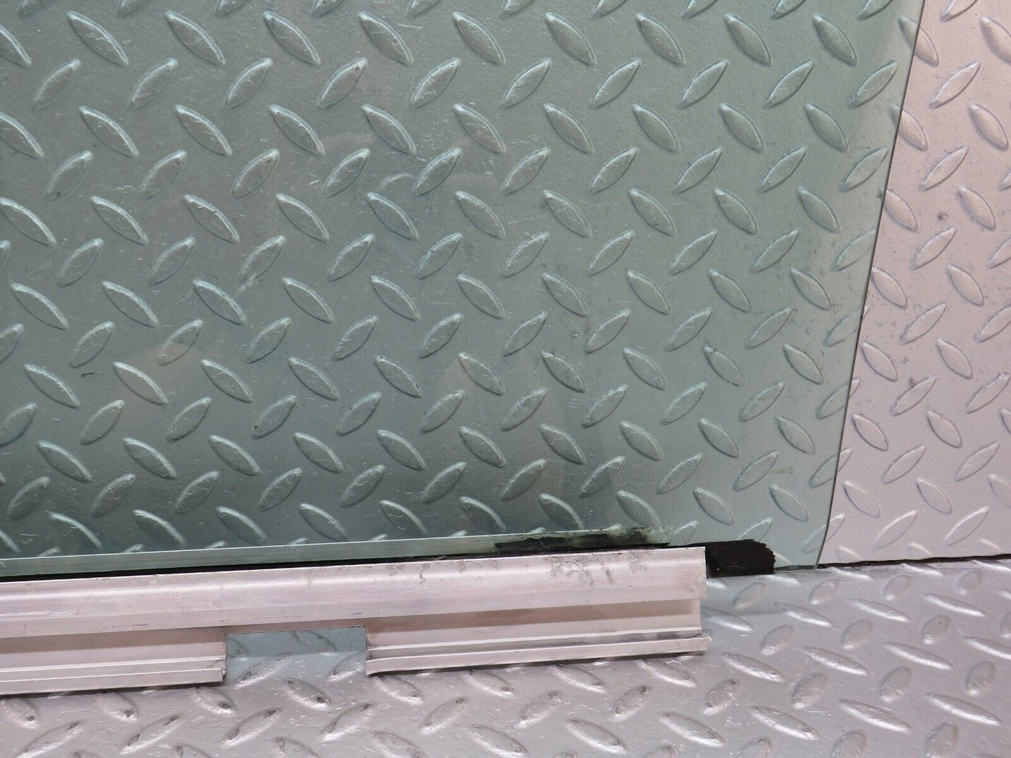 36038 Mercedes-Benz W126 420SE Front Right Door Window Glass