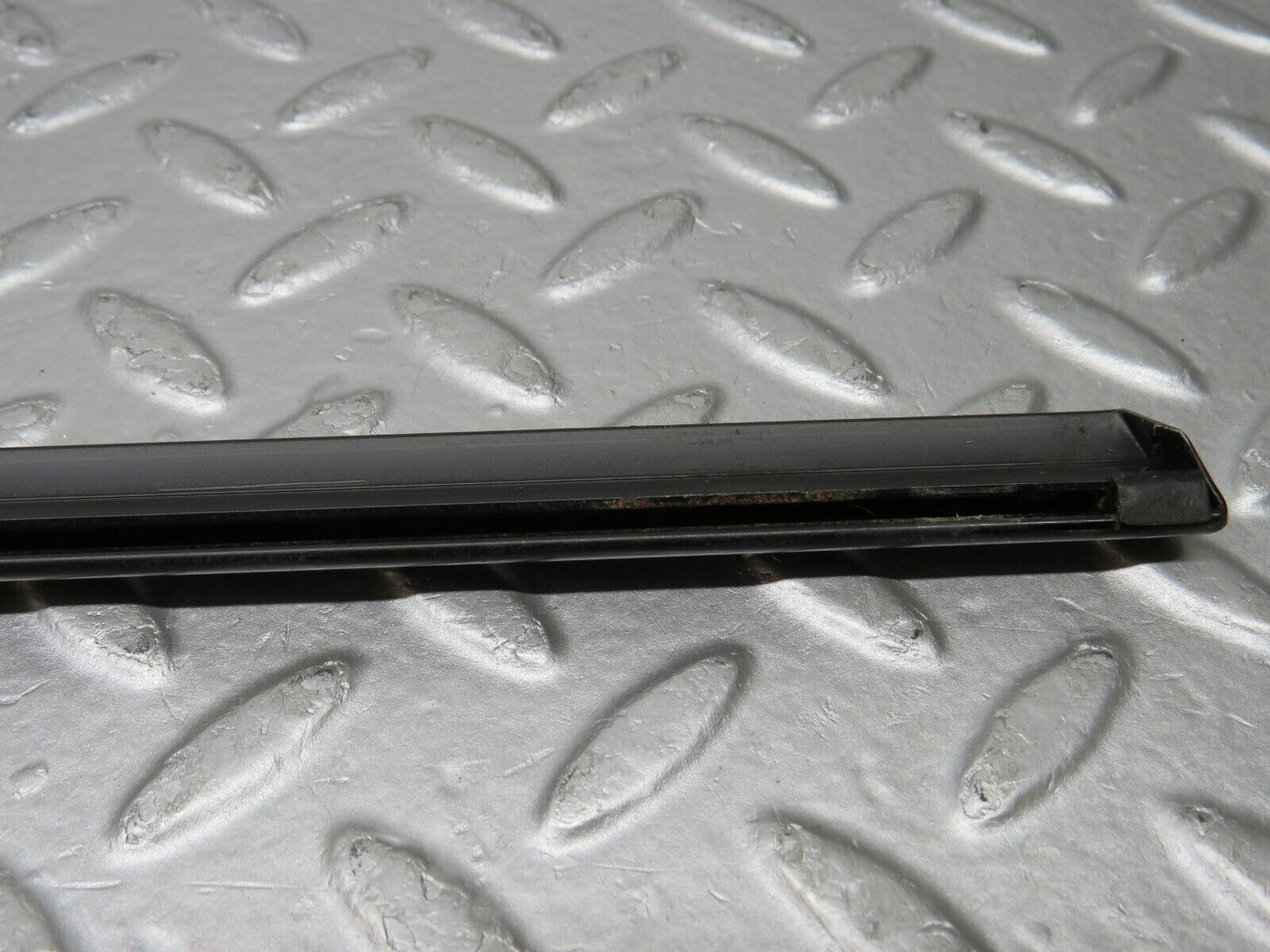 39653 Mercedes-Benz R129 320SL Coupe Right Door Window Moulding Trim