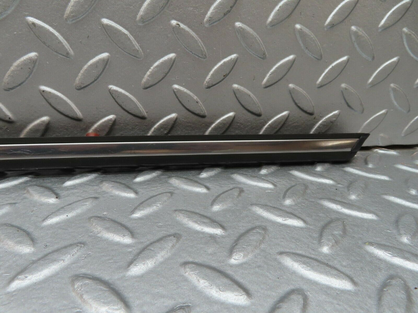 18006 Mercedes-Benz W123 200 Front Right Door Centre Moulding Trim