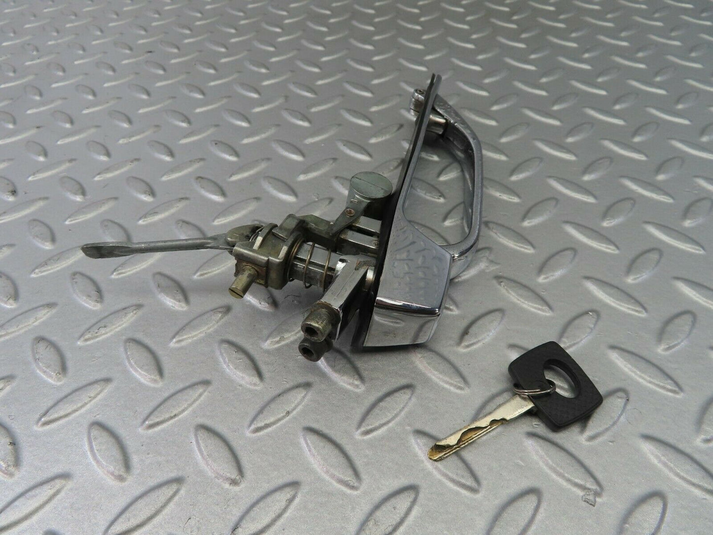 7237 Mercedes-Benz W116 450SE Exterior Door Handle Front Left With Key