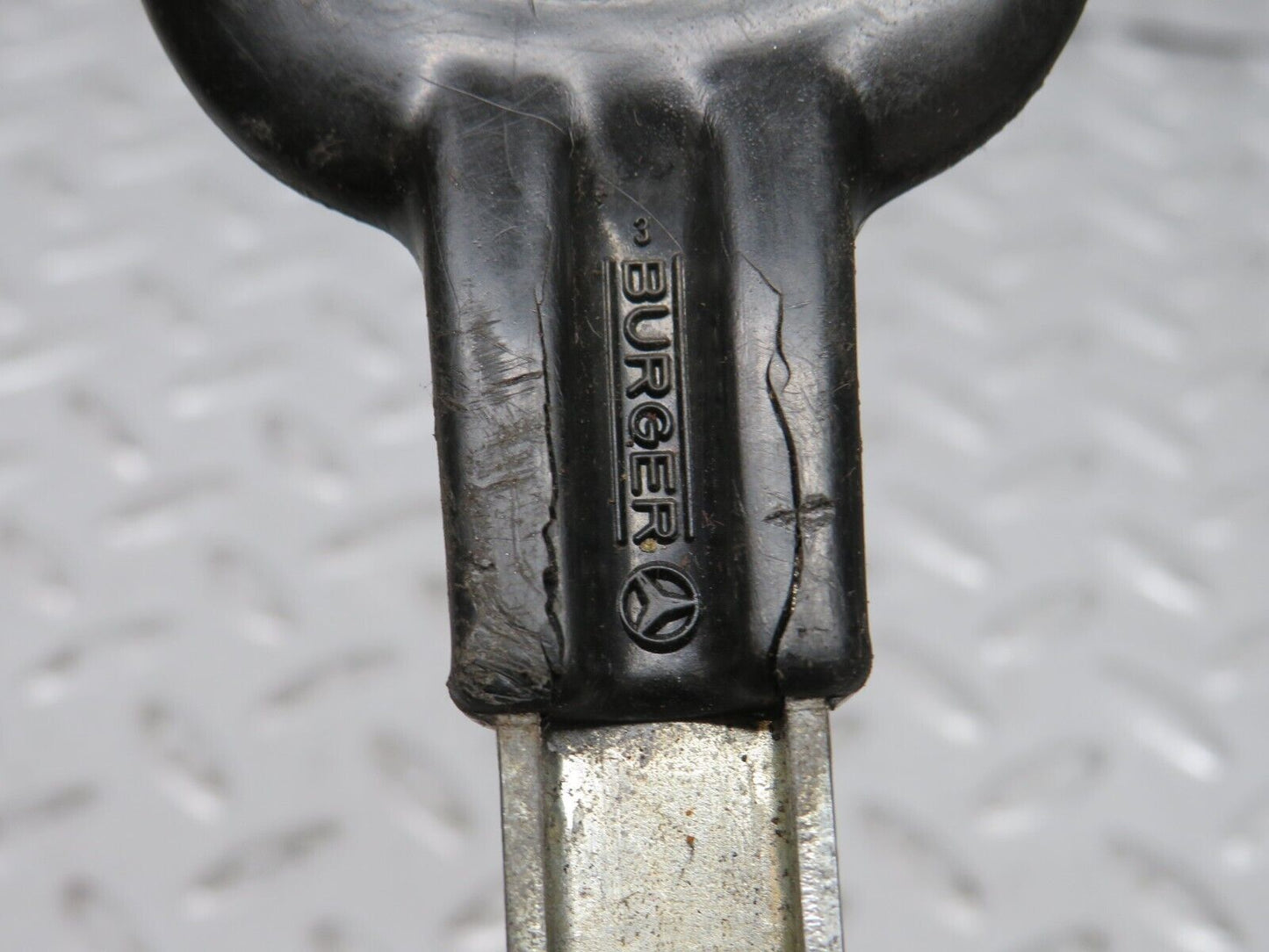 31151 Mercedes-Benz W123 200D Front Right Seat Side Sliding Handle