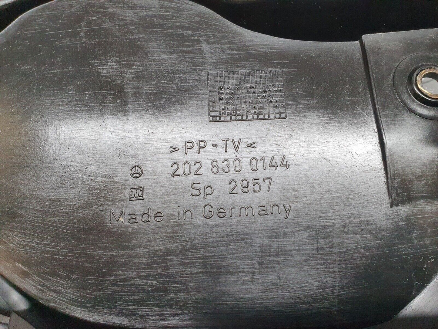 42001 Mercedes-Benz W202 C200 Air Duct 2028300144