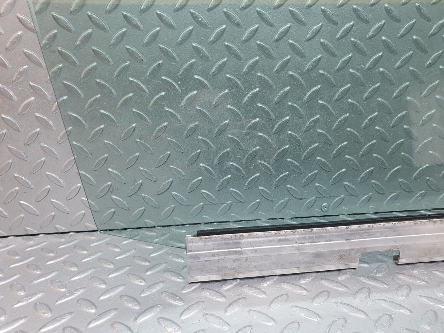 42868 Mercedes-Benz W201 190 2.0L Front Right Door Window Glass