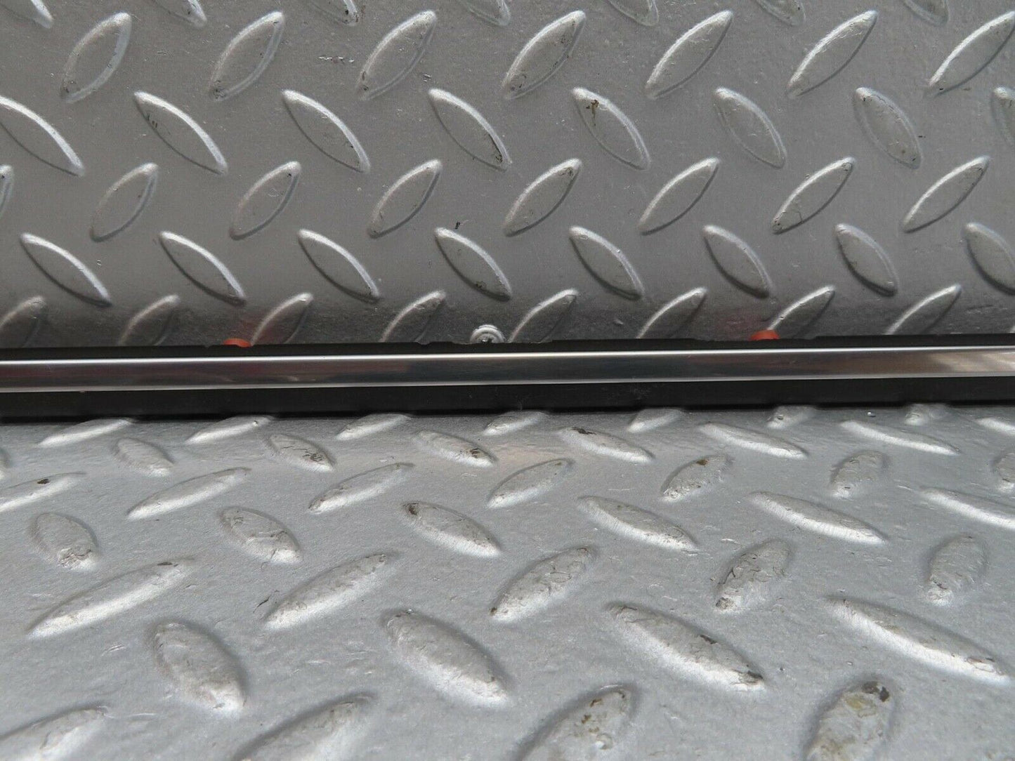 13444 Mercedes-Benz W123 200 Front Right Door Centre Moulding Trim