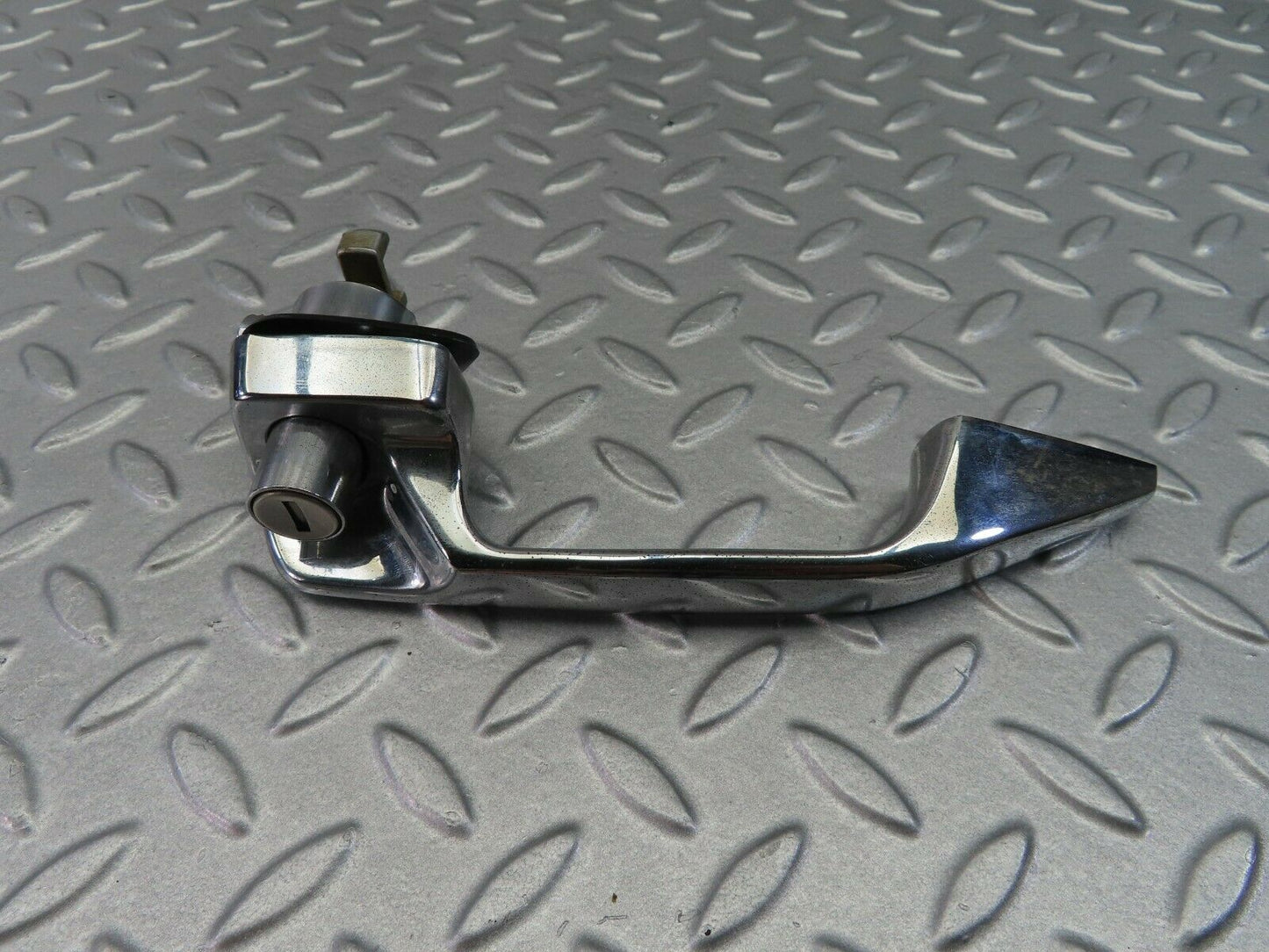 7827 Mercedes-Benz W115 220D Exterior Door Handle Front Left 1157600501