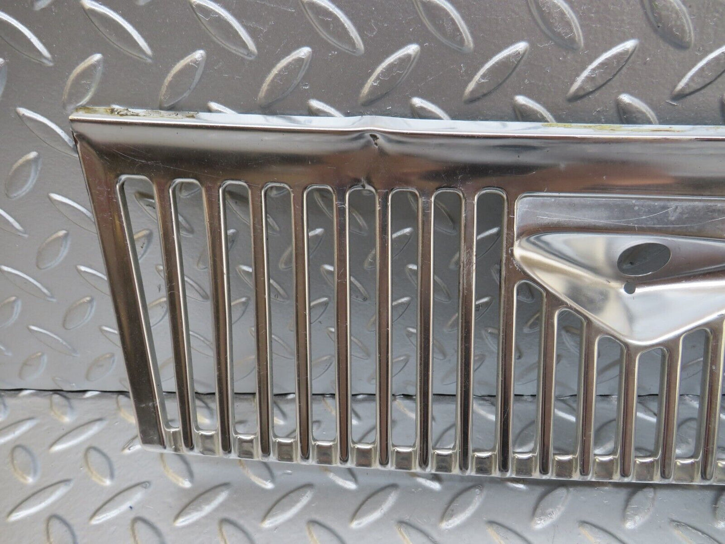 26307 Mercedes-Benz W116 450SE Air Intake Grill Chrome
