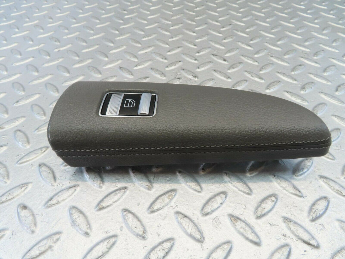 11182 Mercedes-Benz W221 S320 Front Left Window Control Switch P0107070