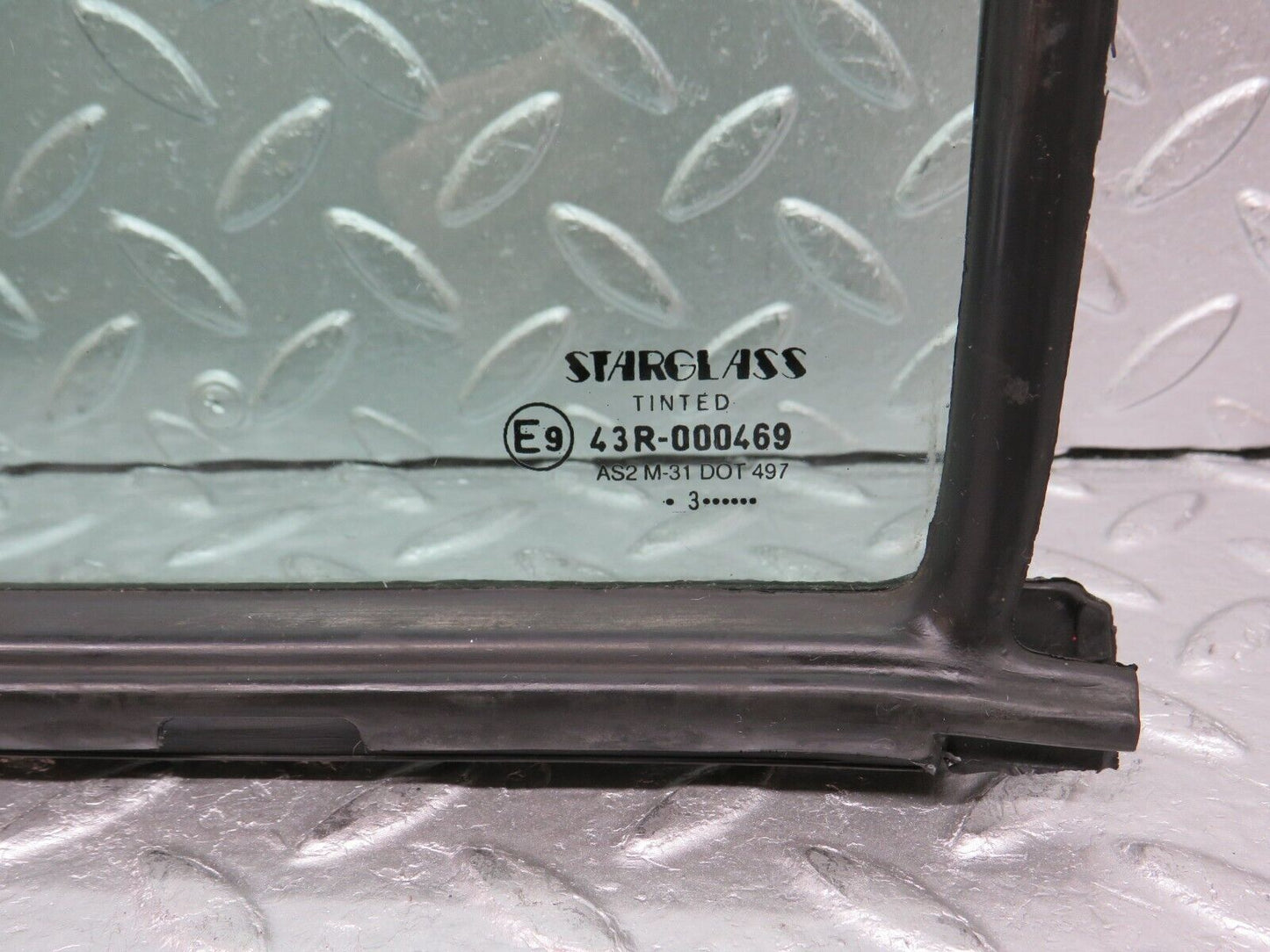 33142 Mercedes-Benz W123 Rear Right Quarter Window Glass 1237350224