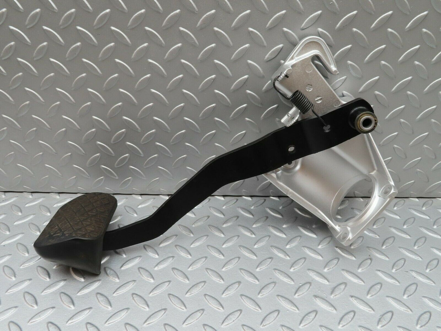 3947 Mercedes-Benz S123 200T Wagon Brake Pedal Assembly 1232900219