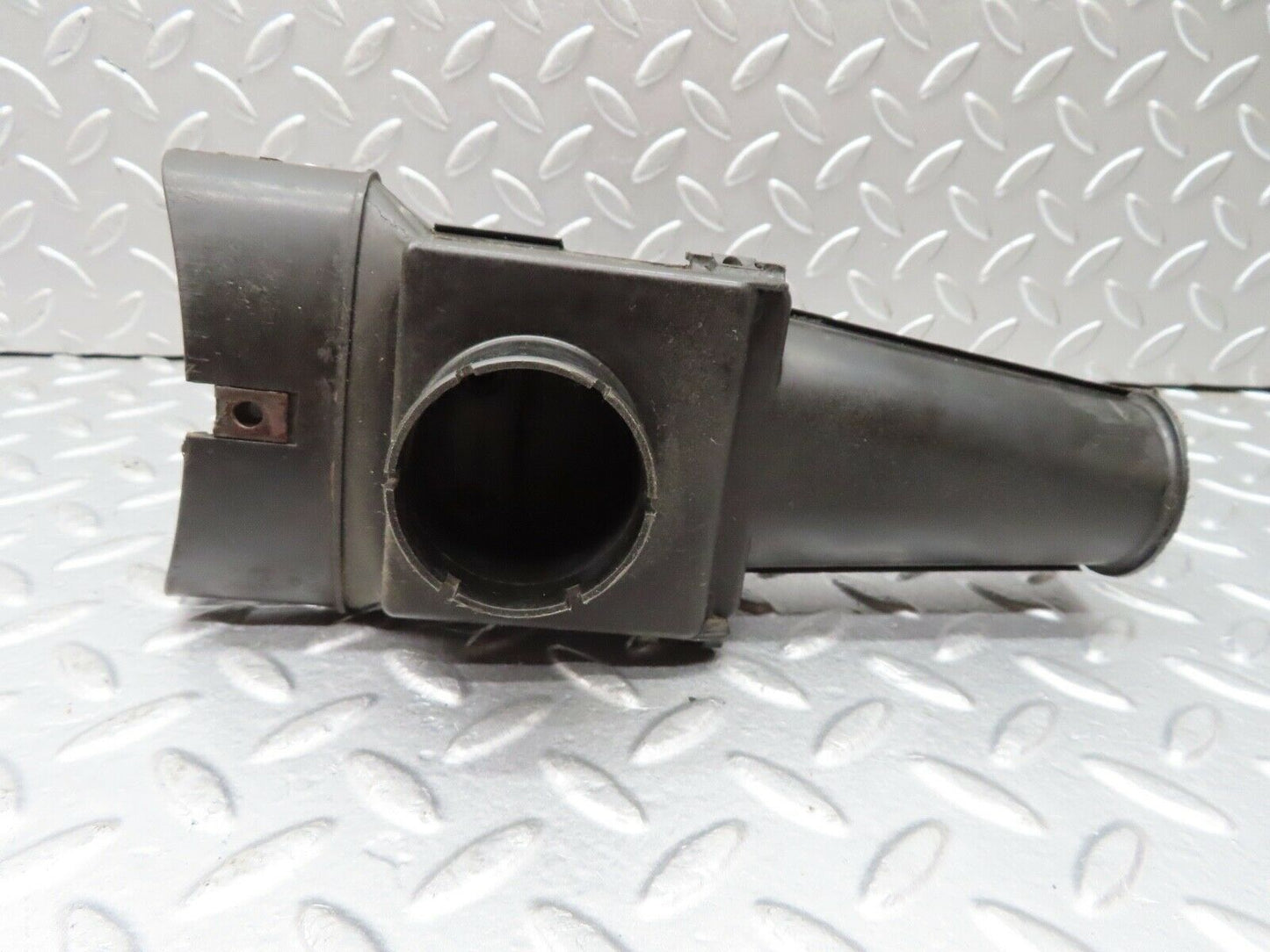 18190 Mercedes-Benz W123 200 Air Filter House Air Intake Valve