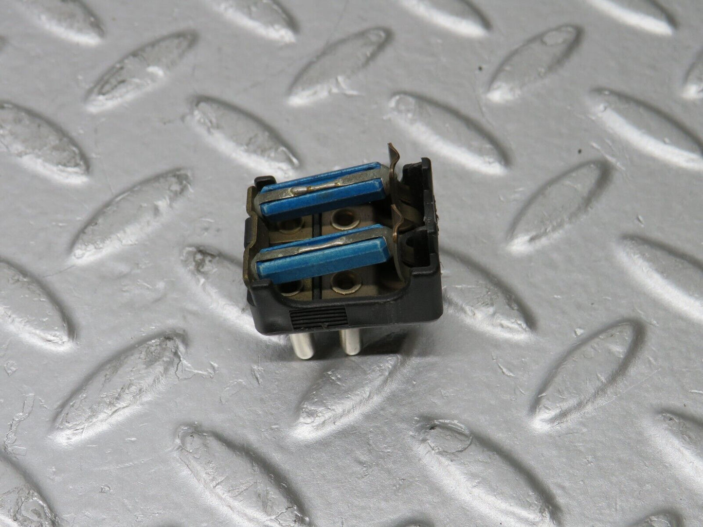37953 Mercedes-Benz A124 320E Cabriolet Fuse Box Connector 2015400350