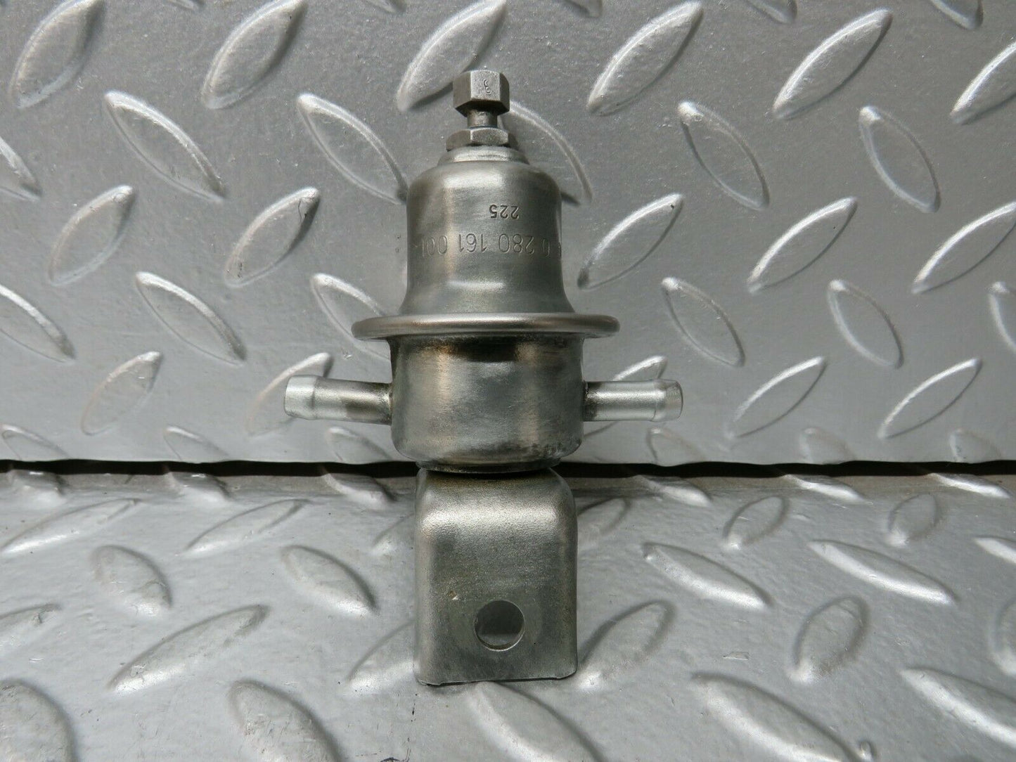 23524 Mercedes-Benz W114 280E Fuel Pressure Regulator Bosch 0280161001