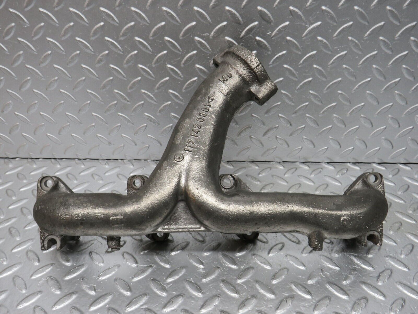 32962 Mercedes-Benz C107 R107 450 V8 Exhaust Manifold Right Side 1171420301
