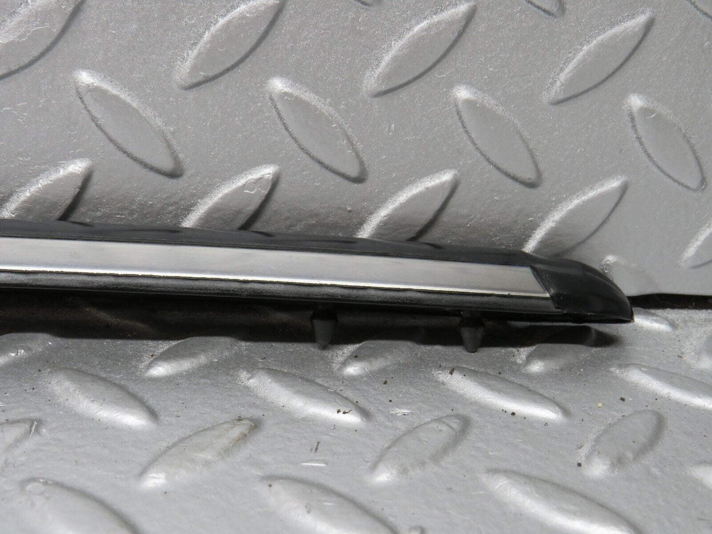 40639 Mercedes-Benz W123 300D Front Left Fender Wing Centre Moulding Trim