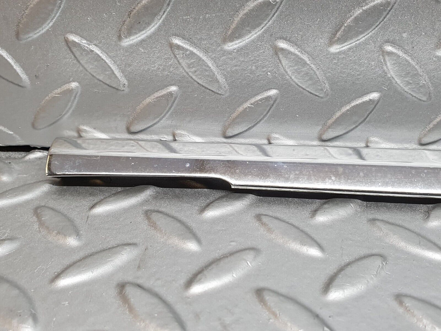 41190 Mercedes-Benz W126 300SE Front Left Door Chrome Moulding Trim
