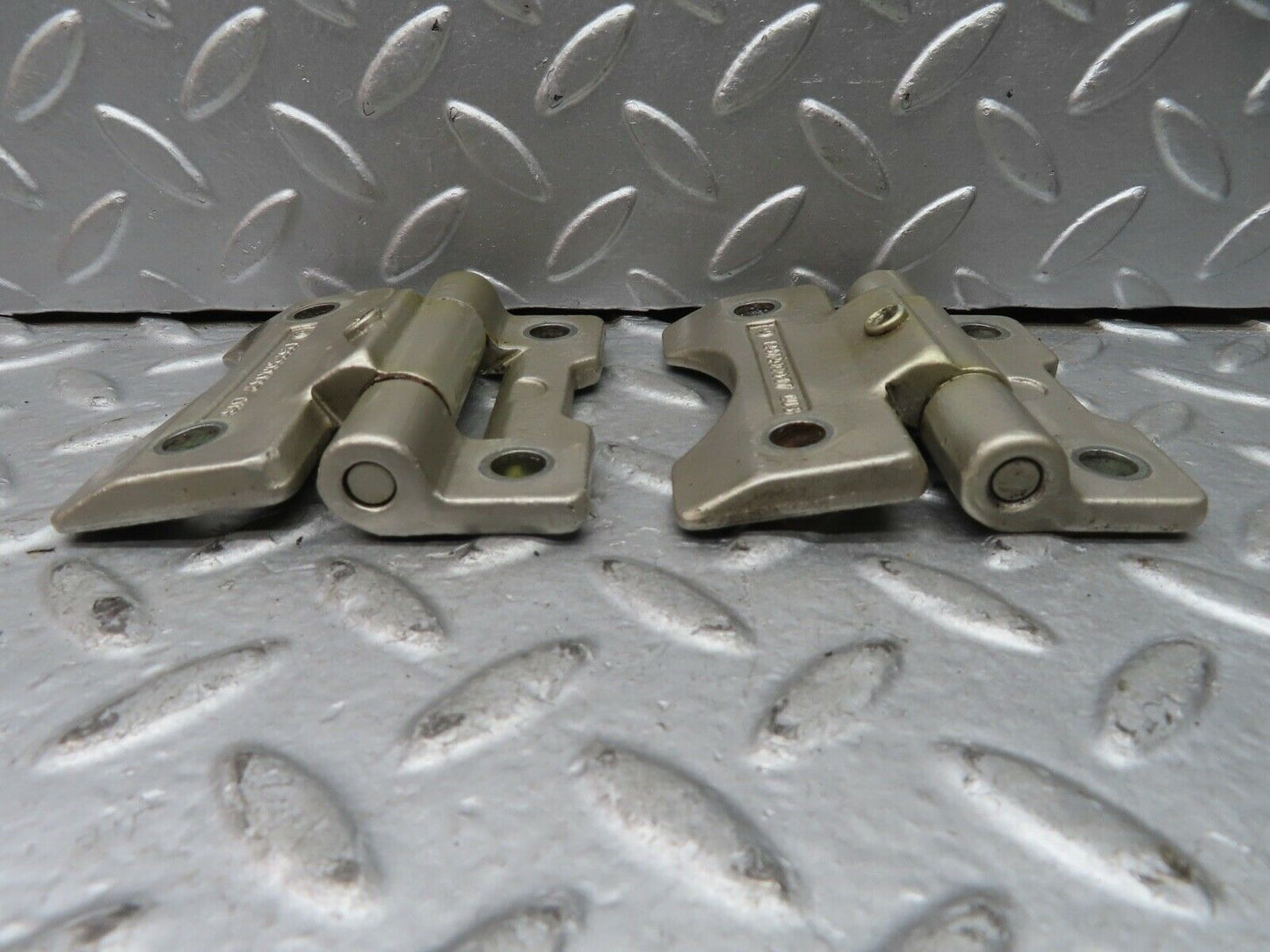 21488 Mercedes-Benz W126 300SE Door Hinges Pair 1237200037