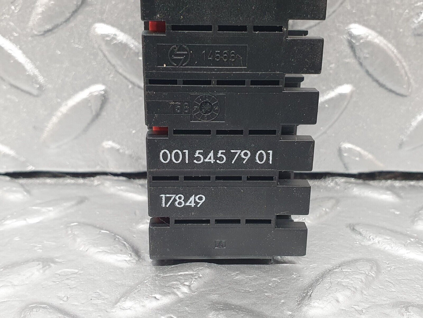 42099 Mercedes-Benz W202 C200 Fuse Box Fuse Holder 0015457901