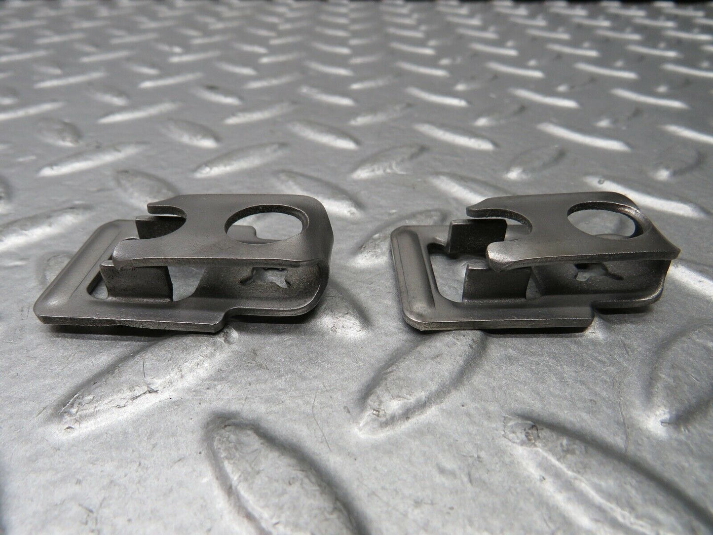 21800 Mercedes-Benz W126 300SE Fuel Injector Bracket 2 pcs