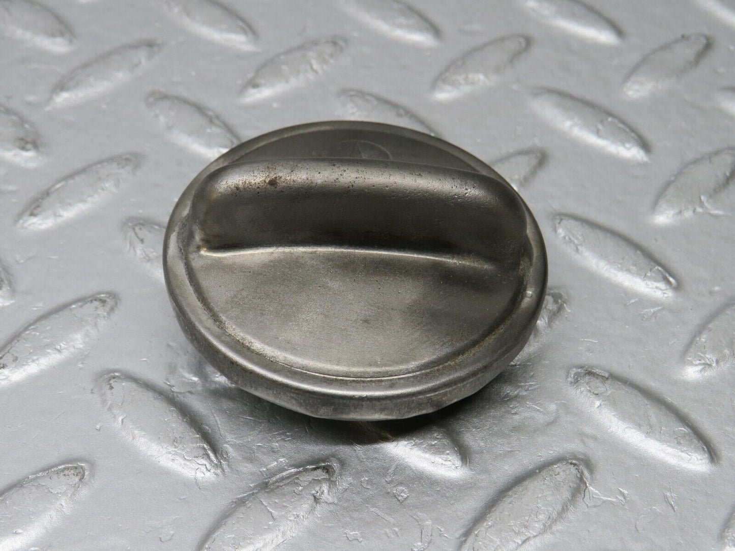 38592 Mercedes-Benz W108 Oil Filler Cap