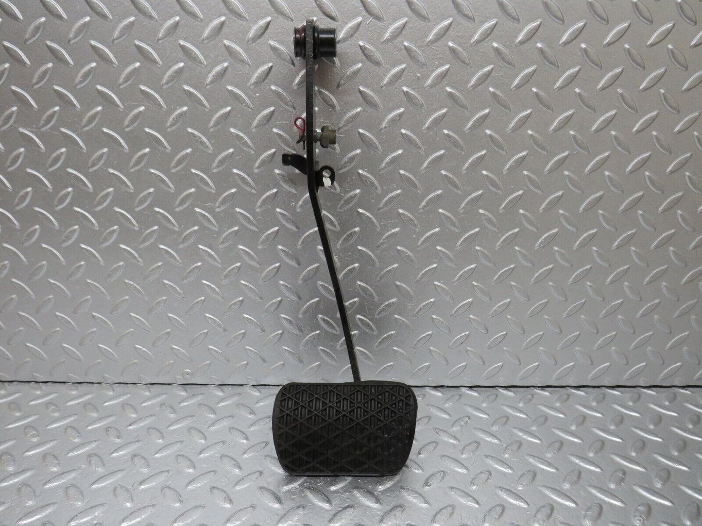 34096 Mercedes-Benz W124 260E Brake Pedal With Rubber 1232910082