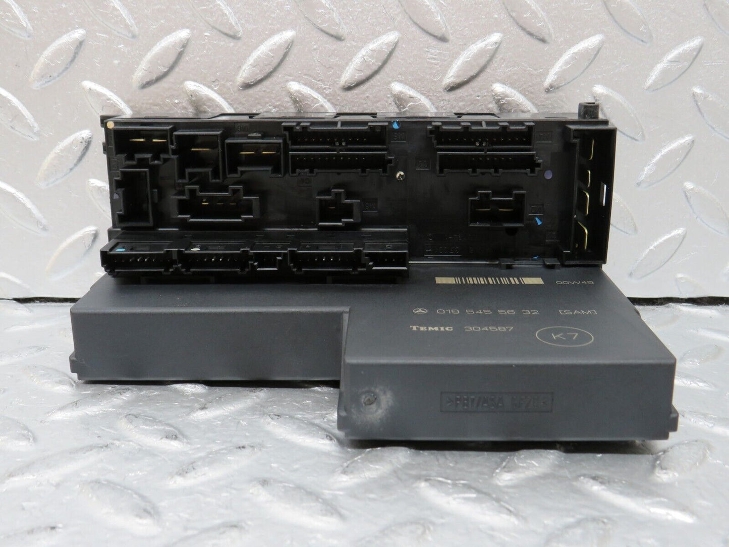 34847 Mercedes-Benz W210 320E Relay Box Fuse Box 0195455632 0005401050