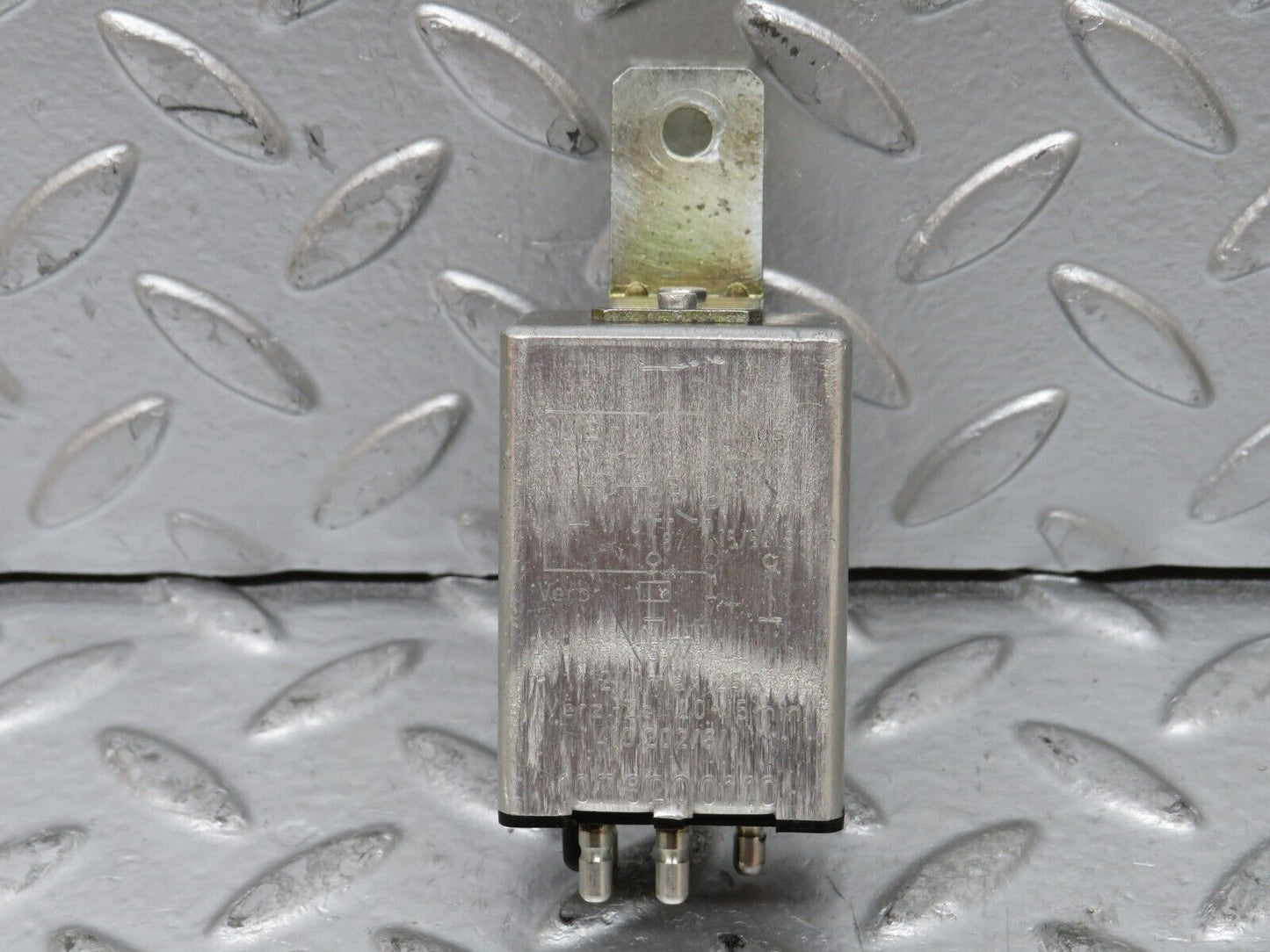 26201 Mercedes-Benz W116 450SE Heated Window Relay 1078200110