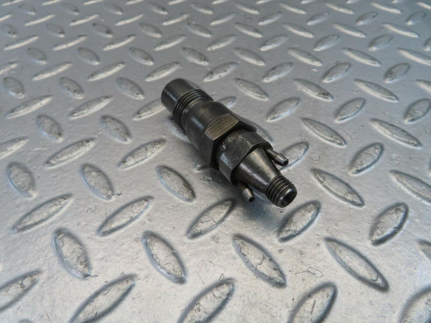 10982 Mercedes-Benz W115 220D Fuel Injector Bosch KCA30sd27/4