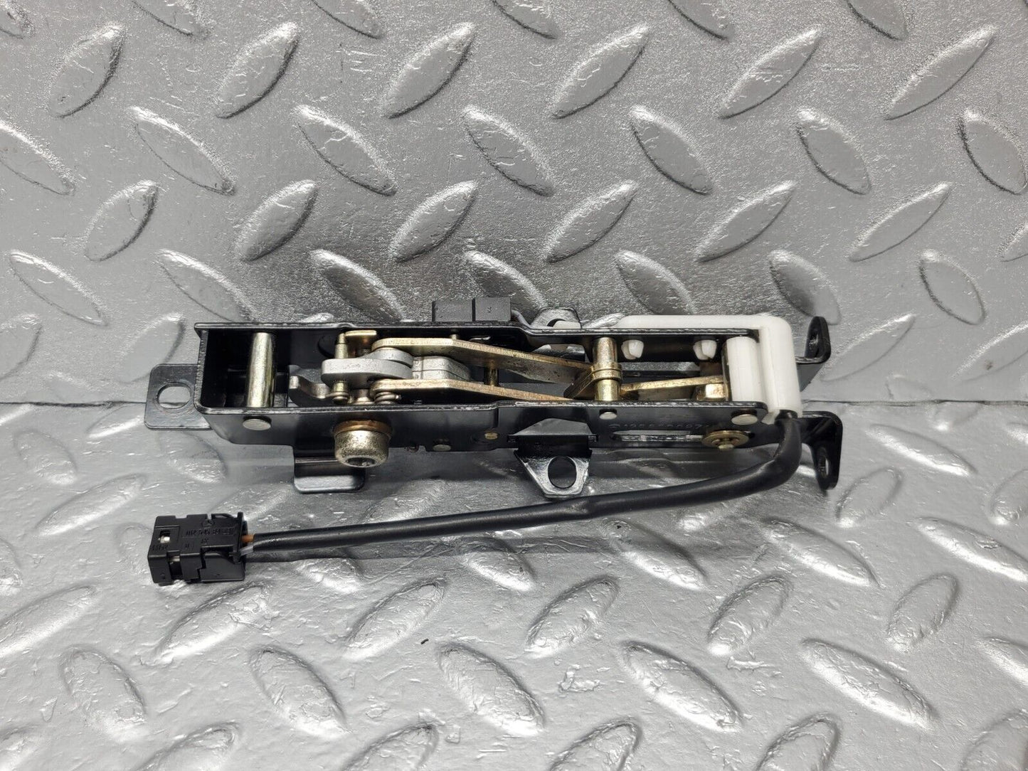 46943 Mercedes-Benz R129 320SL Coupe Soft Top Lock Latch Right 1298000874 1298211051