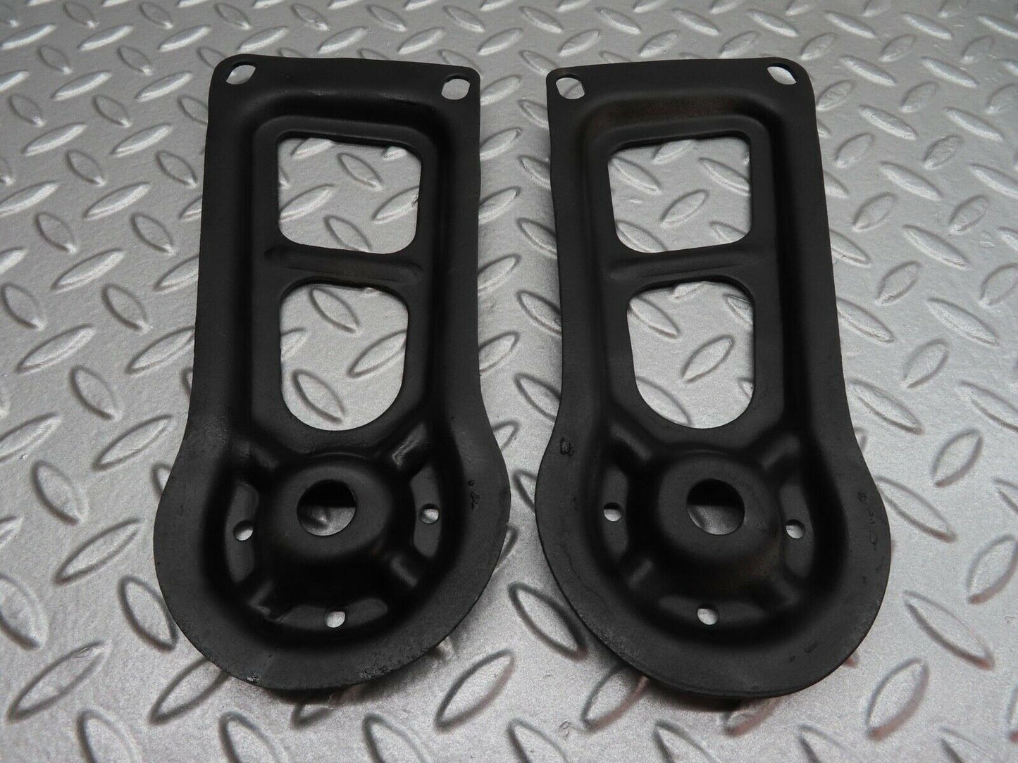 15561 Mercedes-Benz R107 450SL Rear Suspension Axle Mounting Bracket