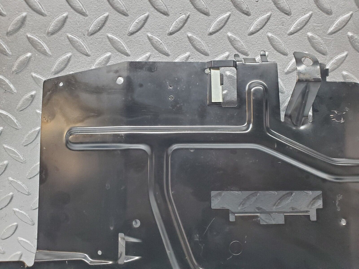 45629 Mercedes-Benz W126 420SE Left Footwell Relay Holder Bracket