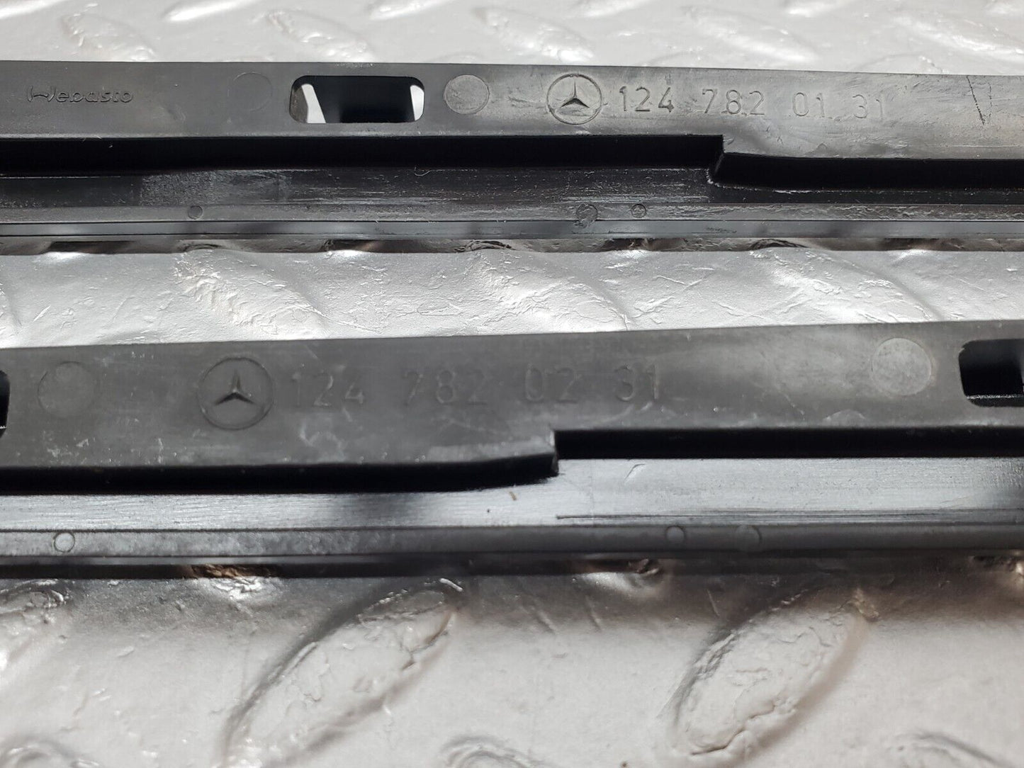 44676 Mercedes-Benz W124 220E Sunroof Frame Guide Rail 1247820131 1247820231