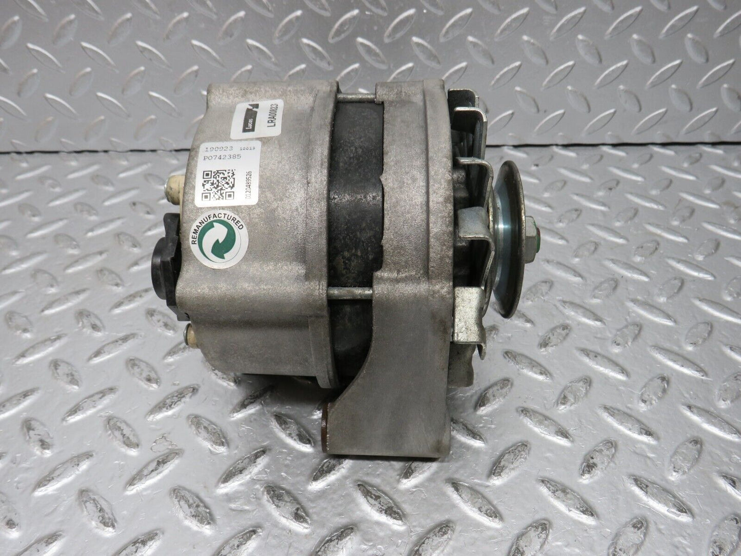 32073 Mercedes-Benz W123 230E Alternator Generator Lucas LRA00823