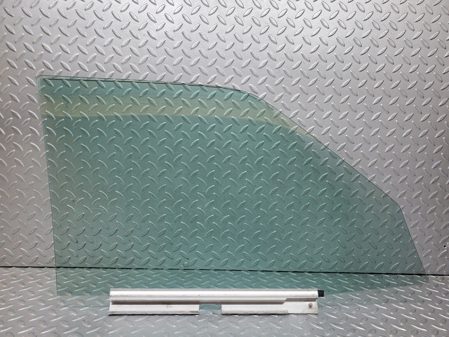 44620 Mercedes-Benz W124 220E Front Left Door Window Glass