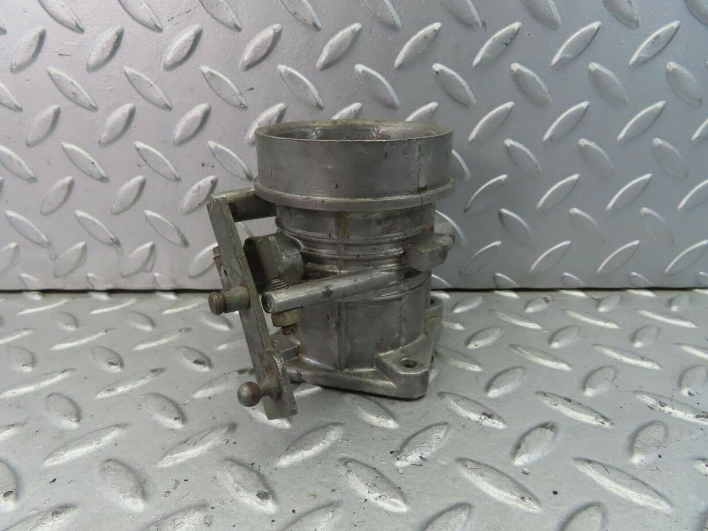 8686 Mercedes-Benz W111 Throttle Body