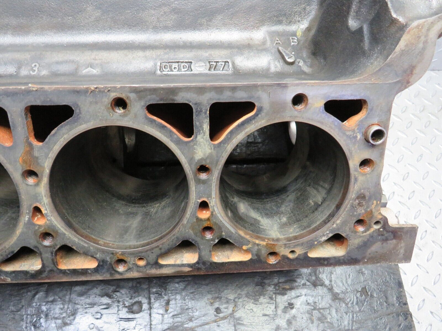 39979 Mercedes-Benz R107 350SL Engine Block 116.984 1160110801