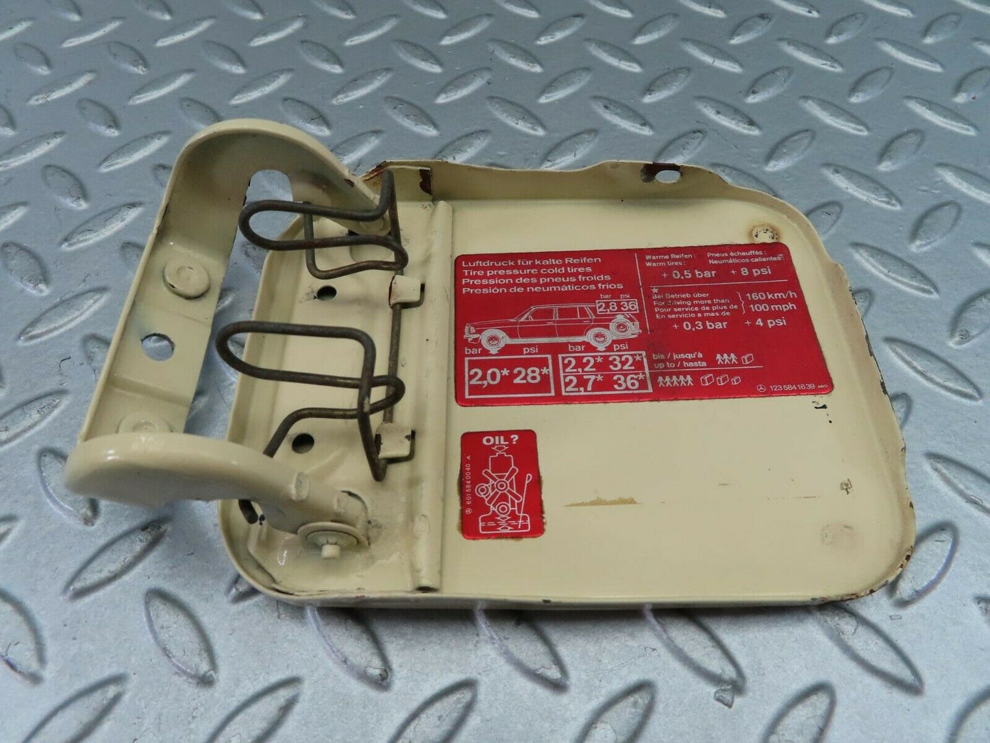 7712 Mercedes-Benz S123 230TE Wagon Fuel Tank Flap Cap 1235841639