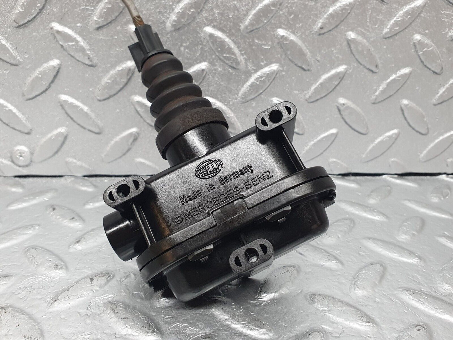 43646 Mercedes-Benz C126 380SEC Coupe Right Door Lock Vacuum Actuator