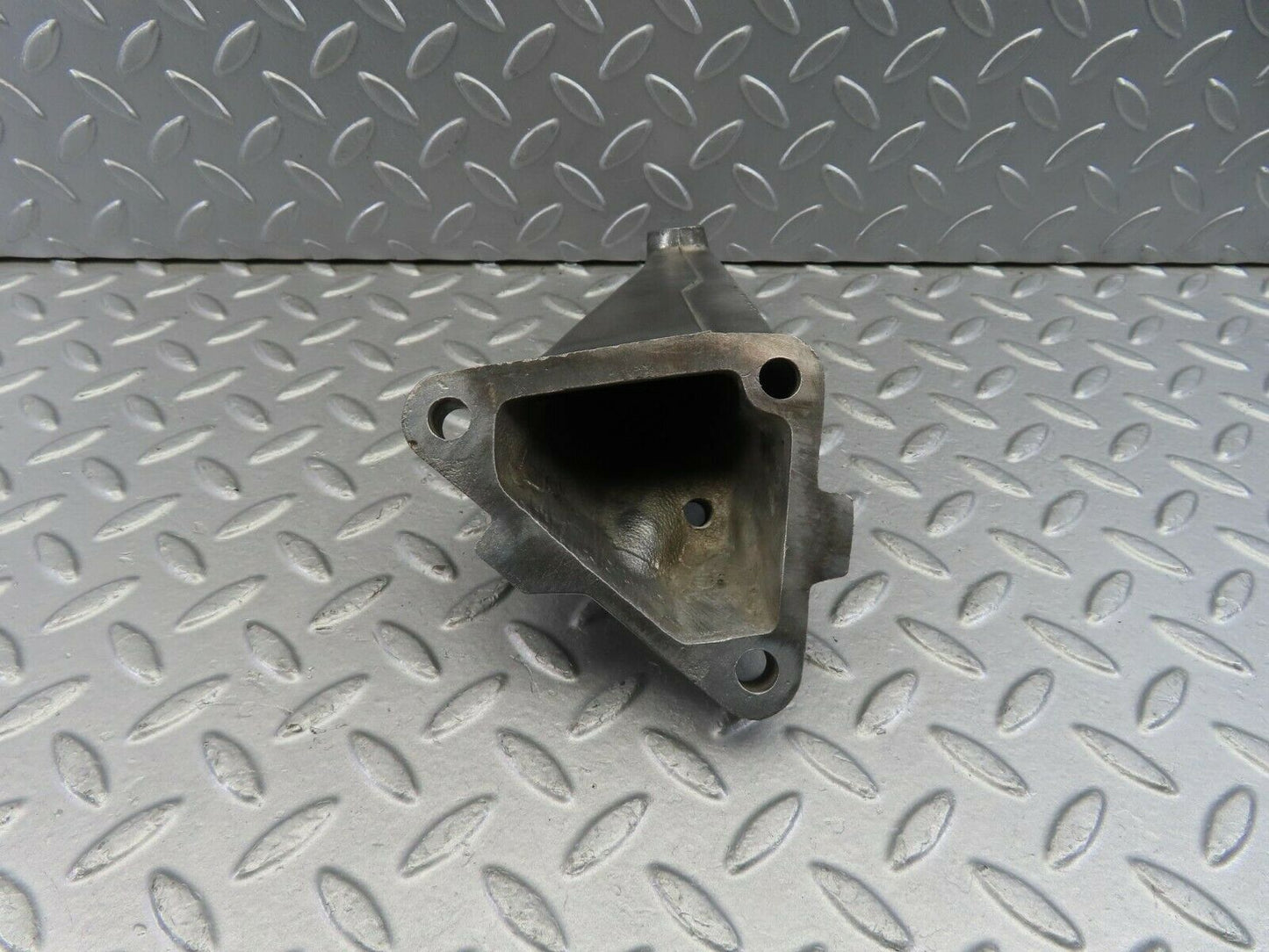 10077 Mercedes-Benz C123 230CE Coupe Engine Mount Bracket Left Side 1022230504