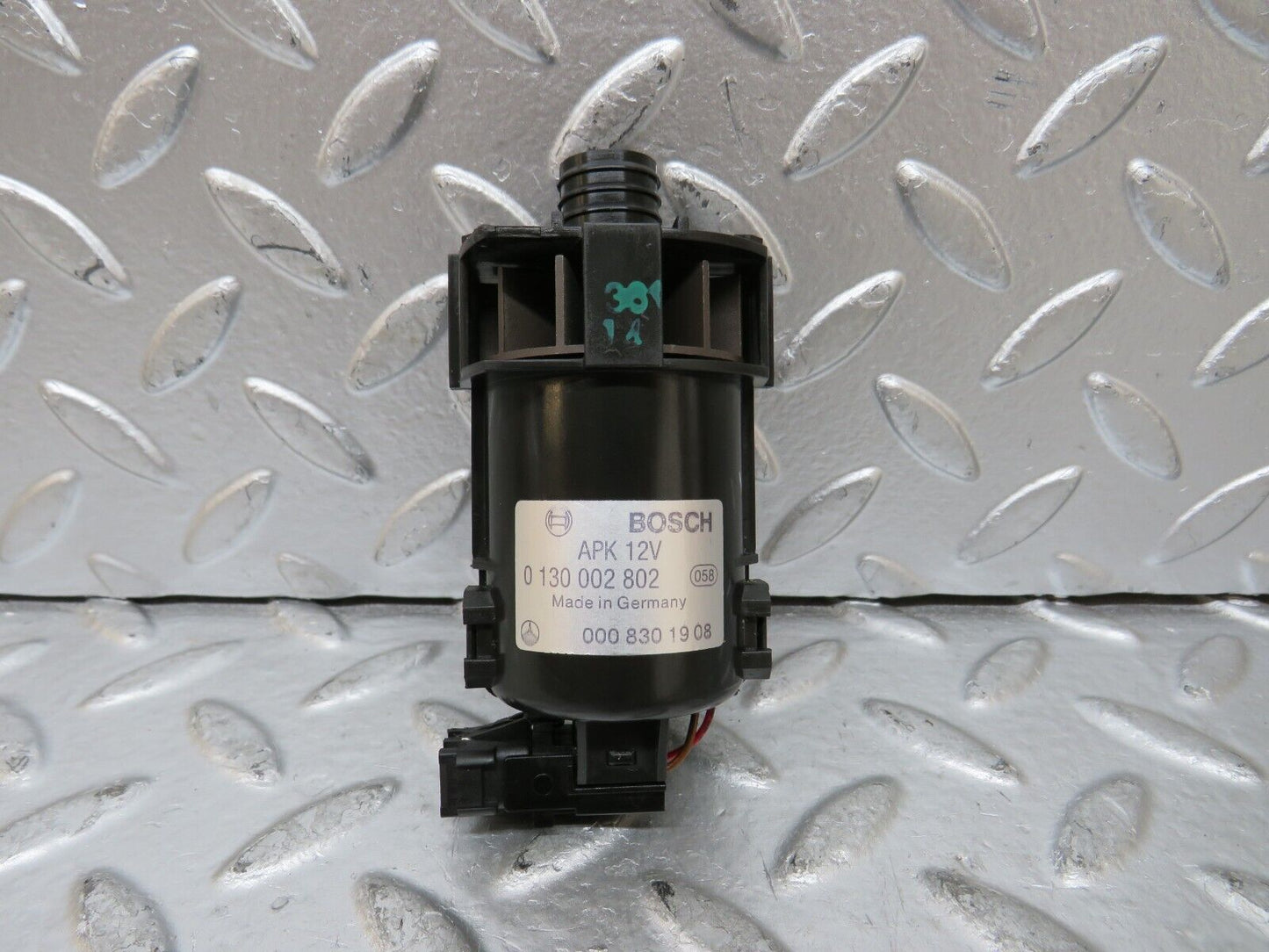 26564 Mercedes-Benz C124 220CE Coupe Temperature Sensor 0008301908 0130002802