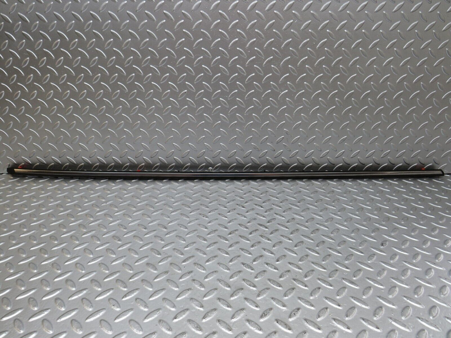 27109 Mercedes-Benz W123 280E Front Left Fender Wing Centre Moulding Trim
