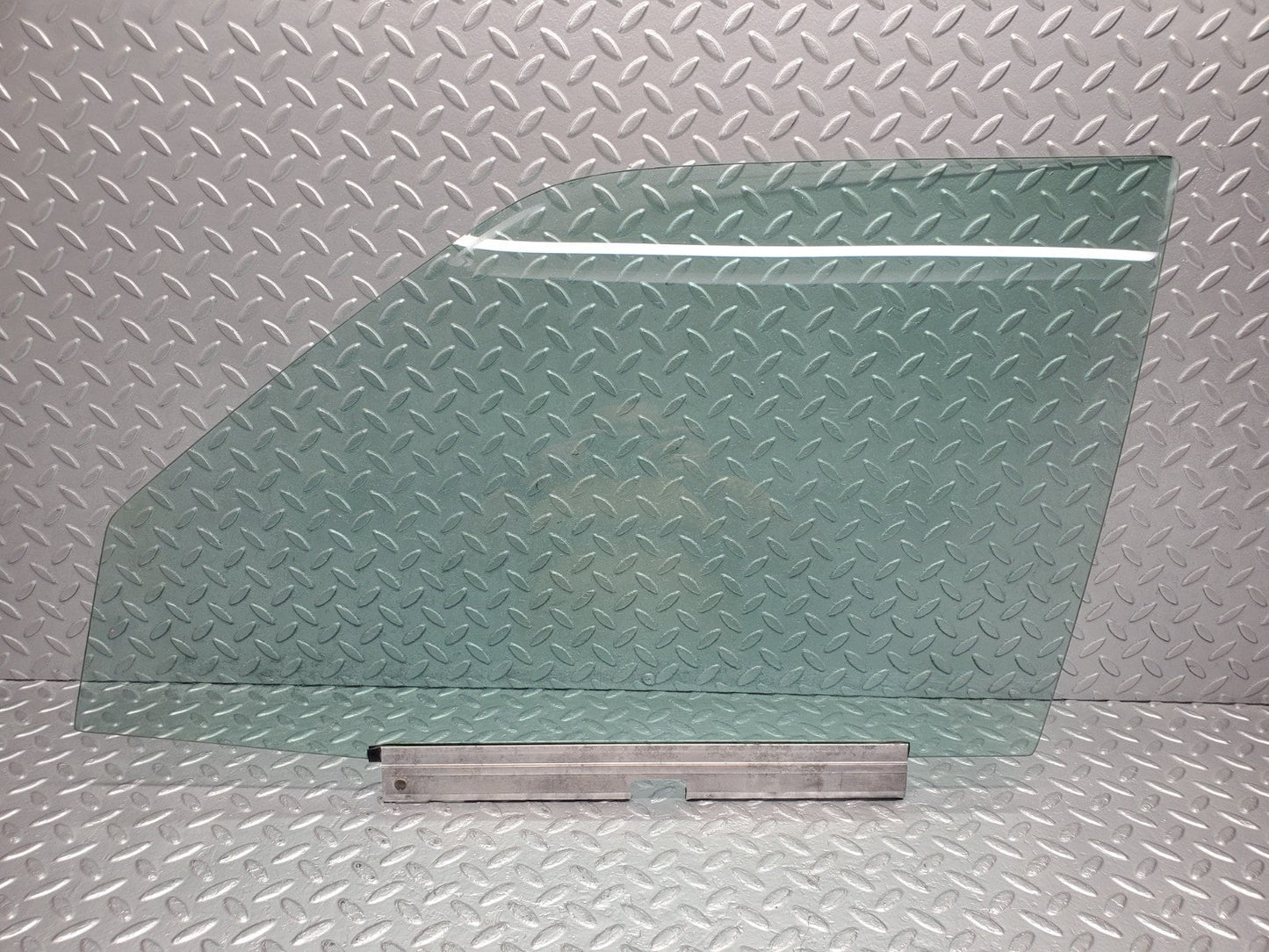 W124 Wagon front left door window glass used OEM