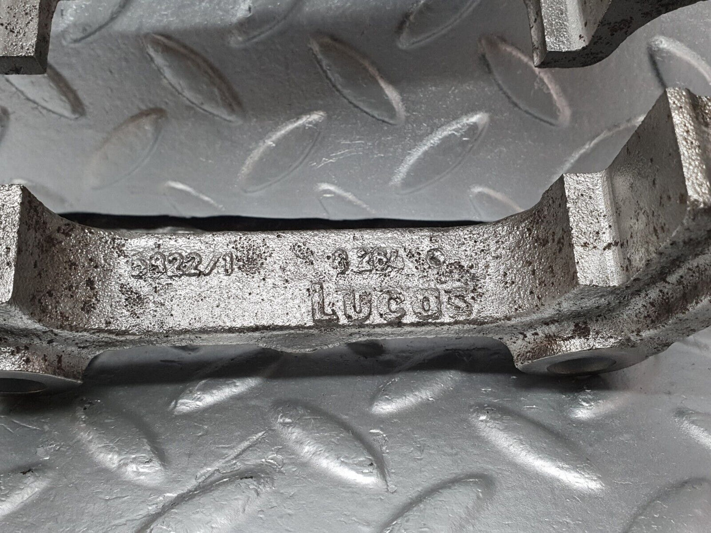 41903 Mercedes-Benz W202 C200 Front Right Brake Caliper Bracket