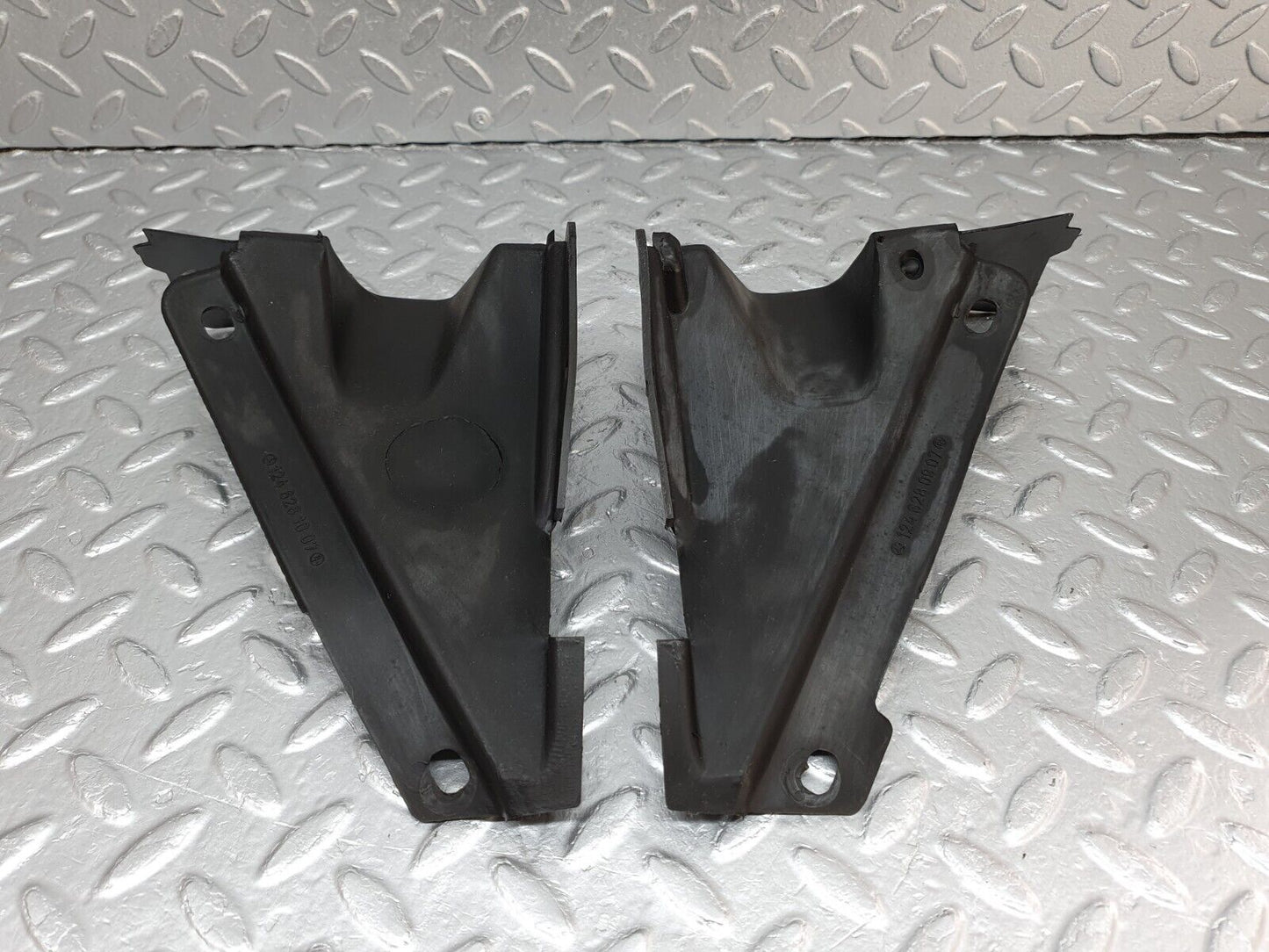 41555 Mercedes-Benz W124 200E Covering Side Member Pair 1246281007 1246280907