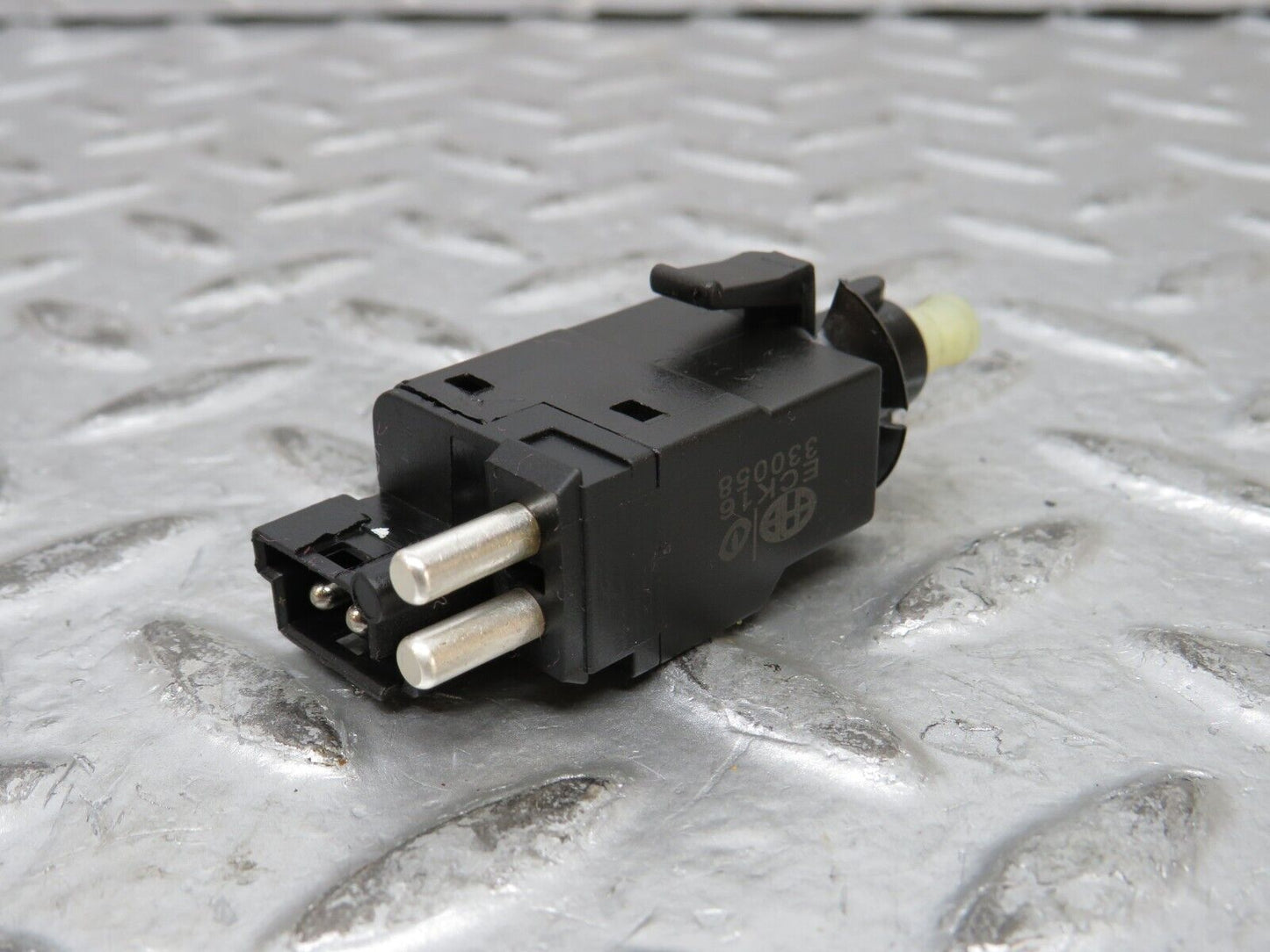 27698 Mercedes-Benz S124 300TE Wagon Brake Light Switch 0005457709