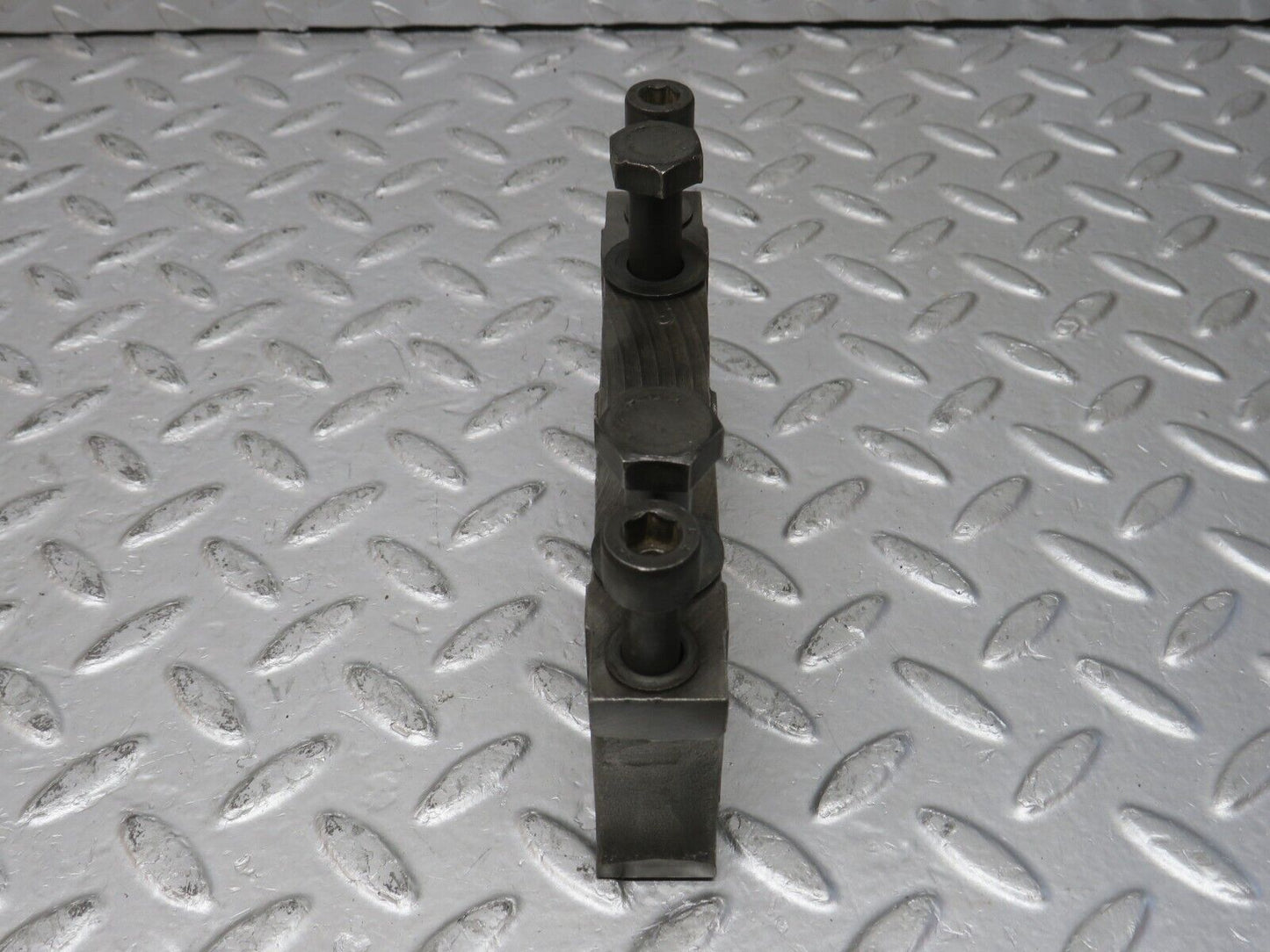 32869 Mercedes-Benz C107 R107 350 V8 Crankshaft Bearing Block 1160110312