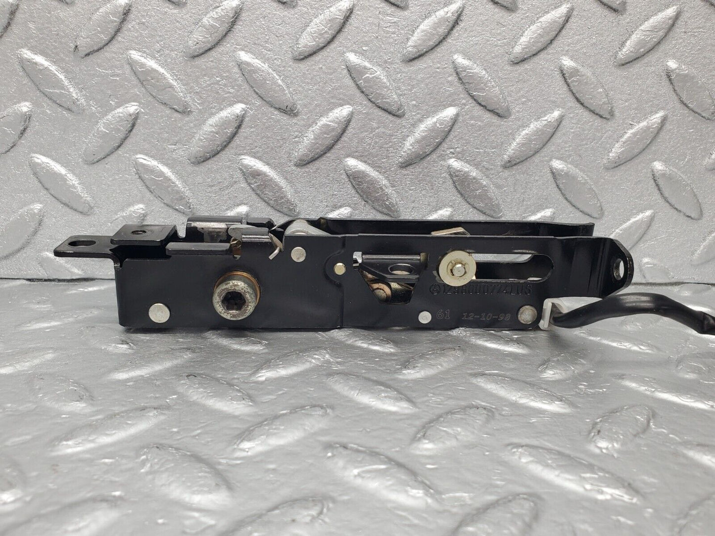 46944 Mercedes-Benz R129 320SL Coupe Soft Top Lock Latch Left 1298000774 1298210951