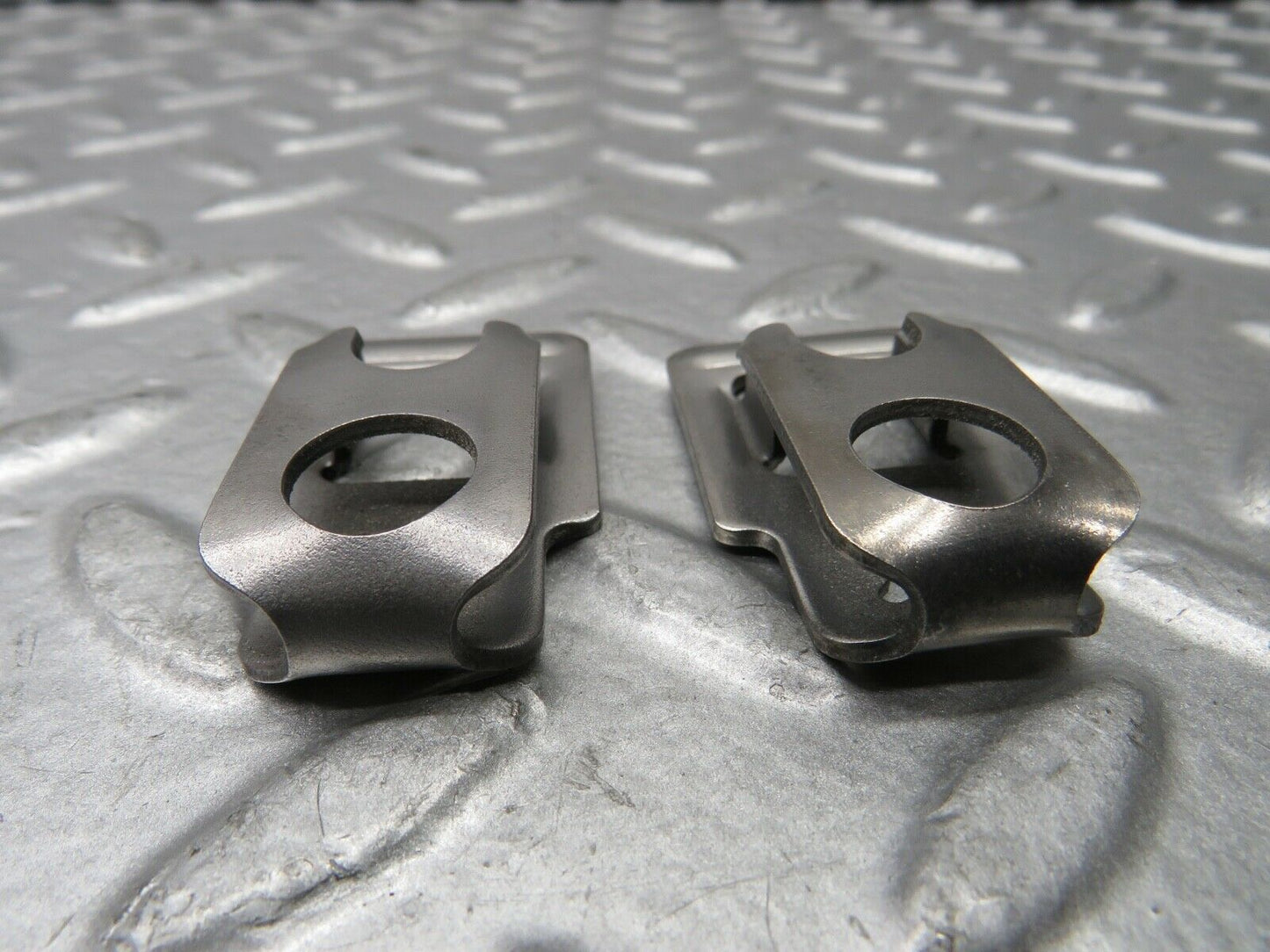 21800 Mercedes-Benz W126 300SE Fuel Injector Bracket 2 pcs
