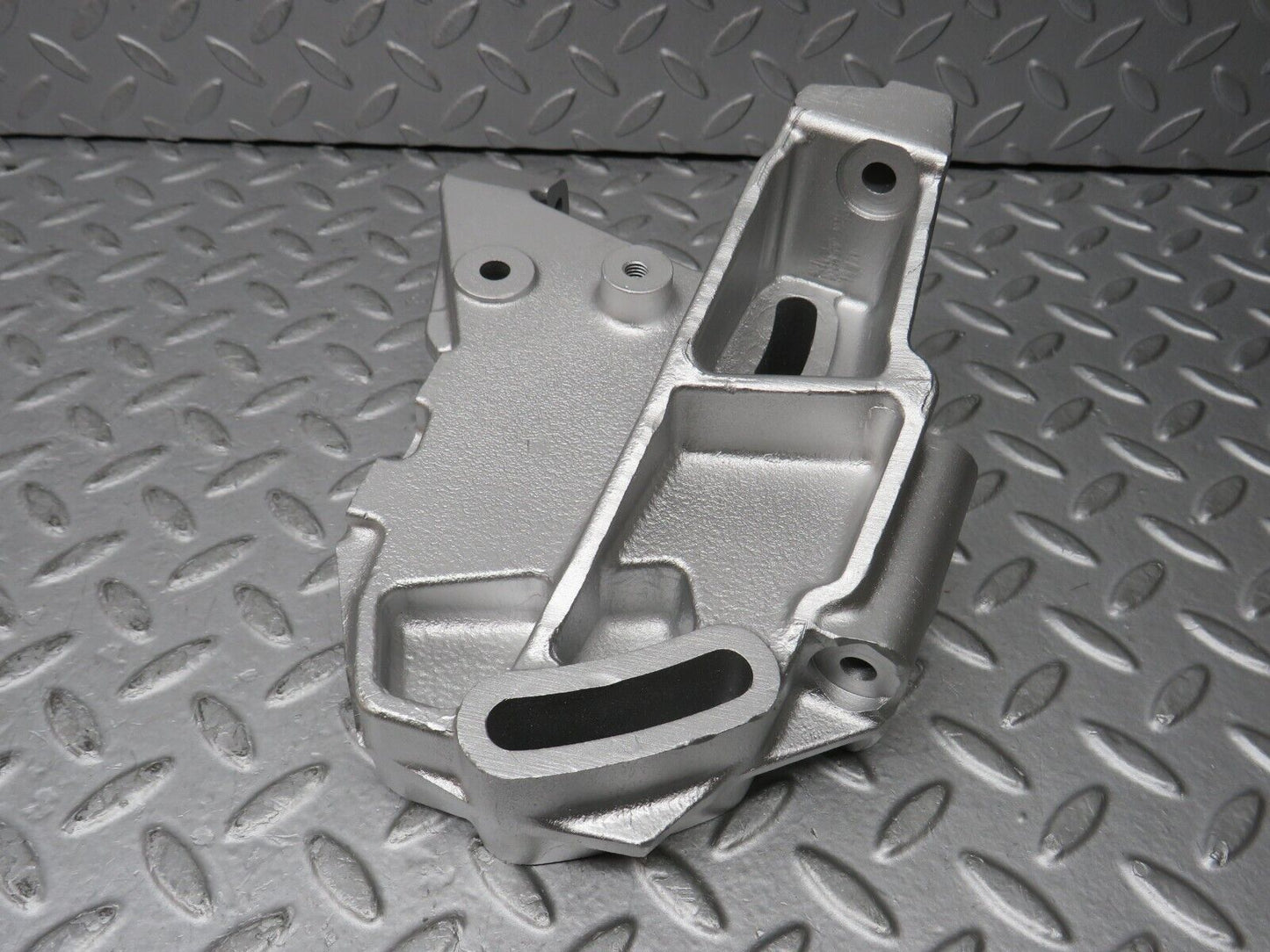 35907 Mercedes-Benz 240D OM616.912 Power Steering Pump Bracket 6172360230