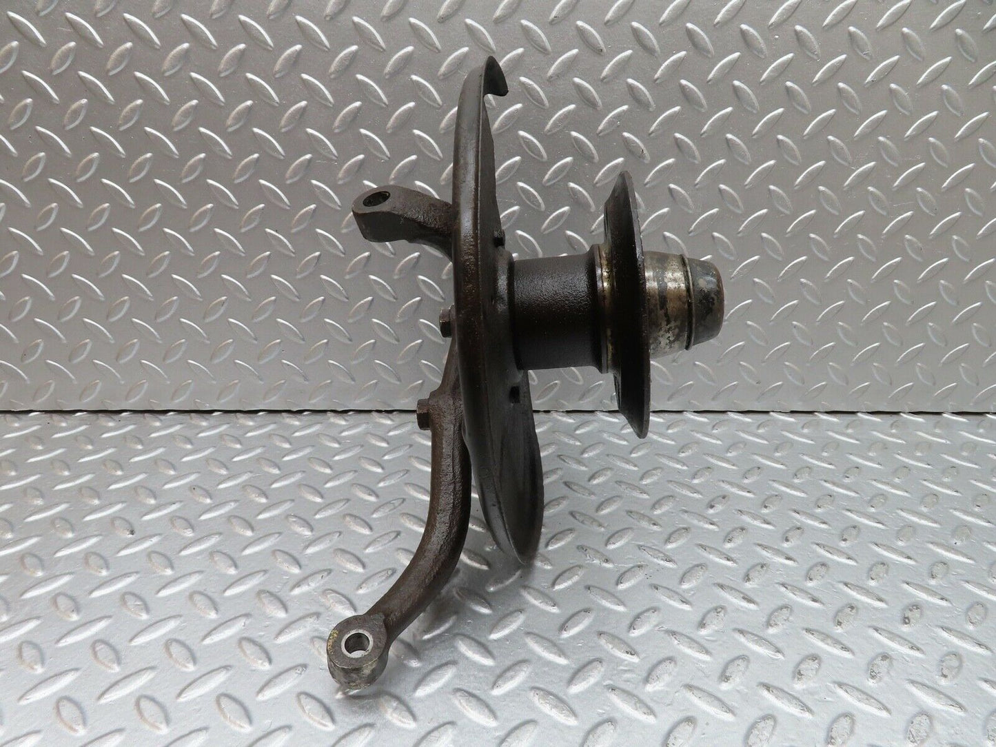 20489 Mercedes-Benz W114 280CE Coupe Front Right Wheel Hub